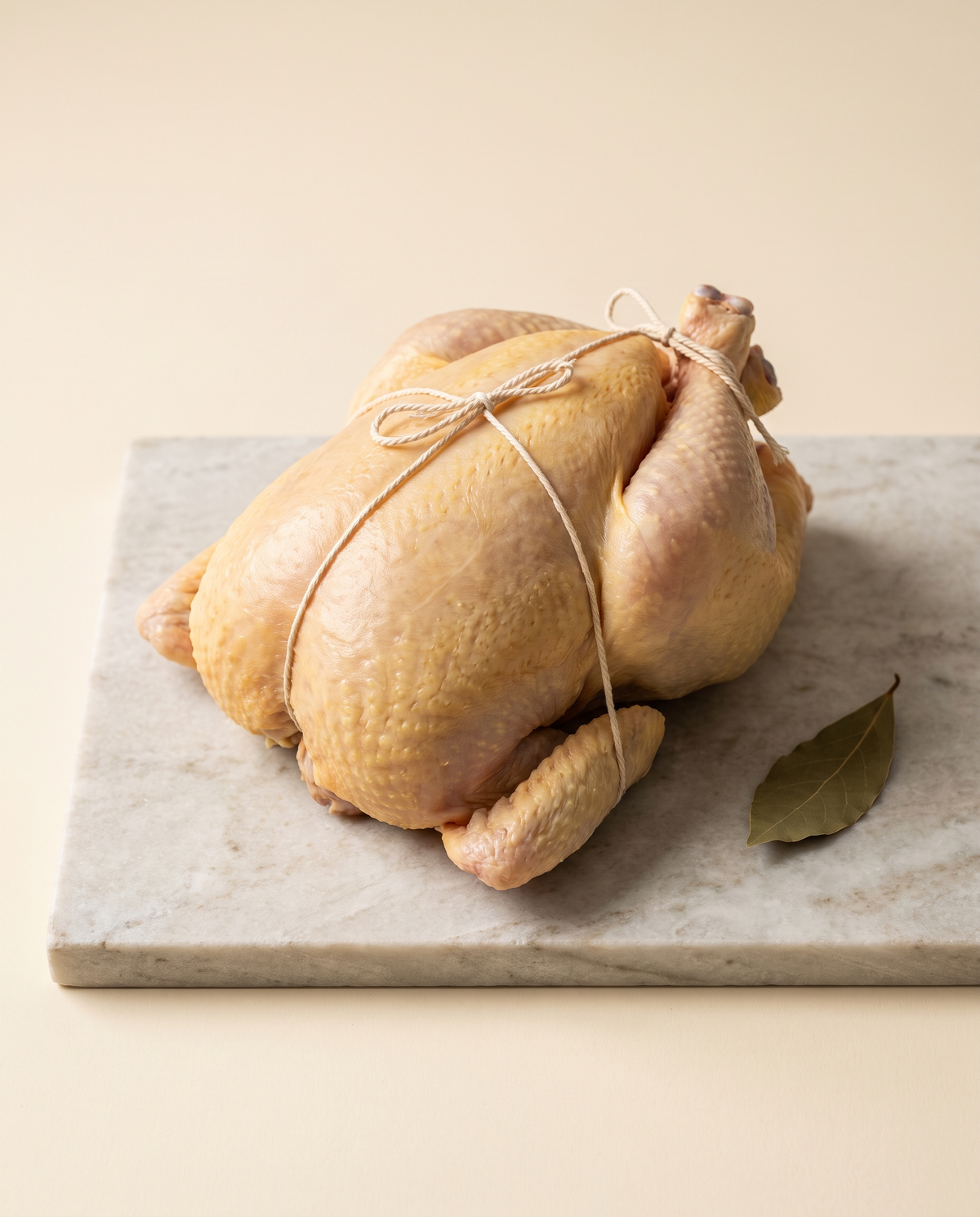 Pollo de corral entero, bridado, con la piel amarilla característica