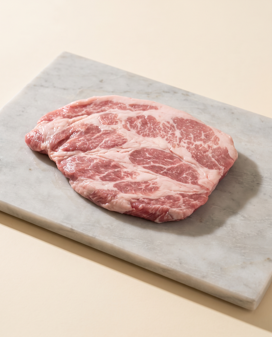 Secreto ibérico de bellota crudo, con el veteado de grasa característico